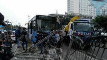 Sopir Mengantuk, Transjakarta Tabrak Traffic Light di Gunung Sahari