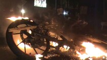 Warga Bentrok dengan Geng Motor, Motor Dibakar