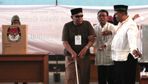 11 Juli, Saksi Kandidat Bebas Pakai Baju Ciri Khas