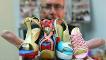 Mantan Pembuat Sepatu Kini Membuat Miniatur Sepatu