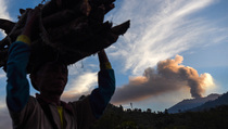 Erupsi Raung Berlanjut, Tiga Bandara Ditutup Lagi