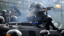 Halau Demonstran, Polisi Tembakkan Gas Air Mata
