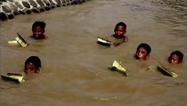 Mengisi Libur Sekolah dengan Perahu Pelepah Pisang