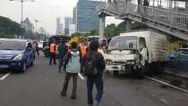 Pecah Ban, Truk Boks Angkut Oli Terbalik di Tol Pancoran