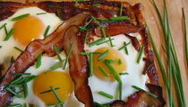 Kelezatan Menu Sarapan Telur dan Daging Asap