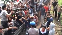 Polisi Hadang Unjuk Rasa Mahasiswa di Tol Cikampek