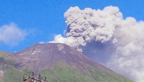 Gunung Gamalama di Ternate Semburkan Abu Vulkanik