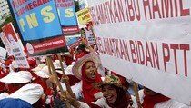 Bidan PTT Kepung Istana Minta Diangkat Jadi PNS
