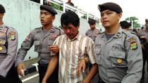 Pengendara Ojek Babak Belur Dipukuli Sopir Taksi