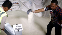 Satgas Pangan Sita 132 Ton Beras Oplosan dari PT Food Station