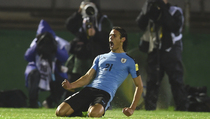 Cavani Antar Uruguay Hancurkan Paraguay 