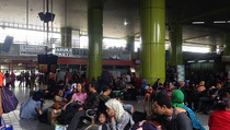 Arus Mudik di Stasiun Gambir Masih Ramai