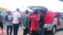 Pedagang Jersey Laris Pembeli di Stadion Pakansari