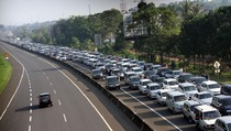 Antrean ke Puncak Mengular hingga 10 Km