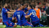Olympiakos Sementara Ungguli Meriam London