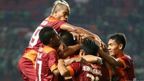 Pusamania Pesta Enam Gol ke Gawang PS TNI