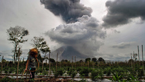Pengungsi Sinabung Tewas Terjatuh Saat Berdemo