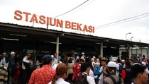 Aksi Damai, Ada Lonjakan Penumpang KRL di Bekasi