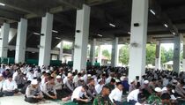 Ribuan Warga Bekasi Istigasah dan Salat Jumat di Islamic Center