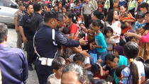 Sambut Imlek, Ratusan Warga Berebut Angpao dan Paket Sembako di Pluit