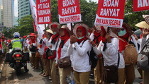 Aksi Unjuk Rasa Bidan PTT di Kemenkes
