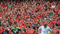 Ekspresi Unik Para Suporter Inggris vs Wales