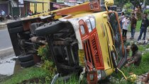 Video Truk di Lampung Tabrak Dua Mobil dan Belasan Sepeda Motor