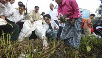 Suu Kyi Pimpin Aksi Pungut Sampah