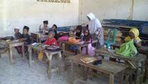 Di Sekolah Ini, Guru Dibayar Pisang dan Rengginang