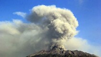 Raung Erupsi Belasan Kali, Penerbangan Jember Dibatalkan