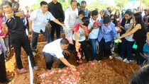 Jenazah Ibu-Anak yang Dibunuh di Cakung Dimakamkan