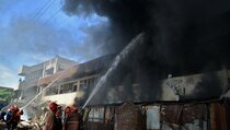 Ruko Terbakar di Cirebon, Puluhan Mobil Damkar Dikerahkan