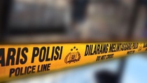 Petugas Bongkar Gudang Penimbunan 50 Ton Solar Subsidi di Bogor