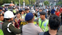 Ricuh Suporter Warnai Jelang Laga Final Piala Presiden