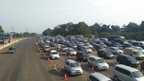 Arus Lalu Lintas di Puncak Melonjak