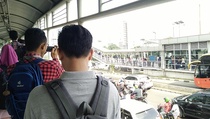 Pembayaran Elektronik Rusak, Penumpang Transjakarta Antre 100 M