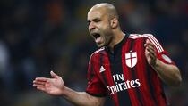 Sempat Pingsan di Lapangan, Bek Milan Ini Baik-baik Saja