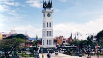 Taman Jam Gadang Dipadati Pengunjung