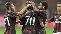 Bacca dan Adriano Antar Milan Taklukkan Empoli