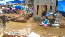 Kali Ciliwung Meluap, Air Masuk Rumah Warga Kampung Pulo