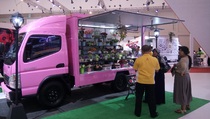 Colt Diesel Mitsubishi Fuso Disulap Jadi Toko Bunga