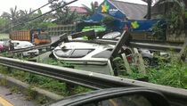 Tiang Listrik Melintang di Jalan Macetkan Lalu Lintas di Tol JORR Arah Bintaro