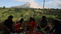 Masih Banyak Warga Karo Beraktivitas Dekat Sinabung