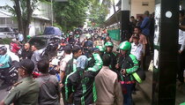 Pengemudi Ojek Grab Bentrok dengan Ojek Pangkalan di Stasiun Cawang
