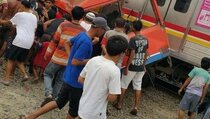Terobos Palang Pintu, Metro Mini Tertabrak KRL