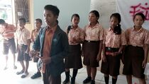 Hari Sampah Sedunia, Muda-mudi Mentawai Ajak Masyarakat Berhenti Merokok
