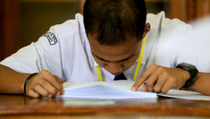 Mahasiswa ITS Uji Coba Perangkat Edu Braille