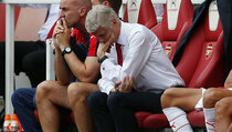 Fans Arsenal Protes Pelitnya Wenger di Bursa Transfer  