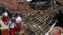 Atap Ruang Kelas SDN Kemiri 01 Jember Ambruk