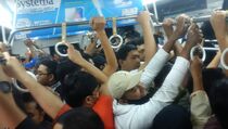 Penumpang Teriak, Copet di KRL Buang HP Curiannya